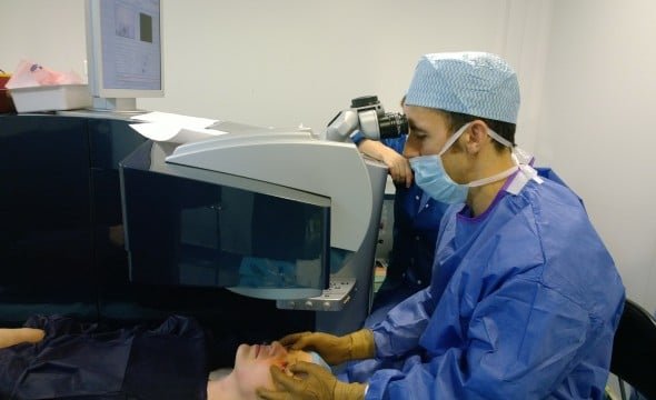 Un chirurgien ophtalmologue s'apprête à en opérer un autre