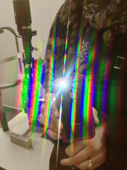 Photographie réalisée au travers d'une plaque de plexiglas gravée au laser femtoseconde par un tir correspondant à des impacts de capot de LASIK espacés de 7.5 microns.