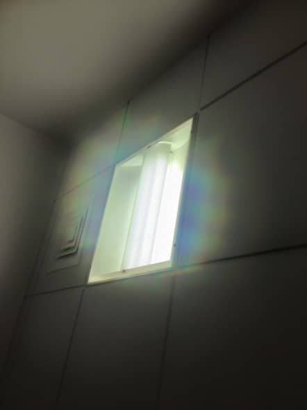 Le phénomène observé s'apparente à des "halos colorés", mais le caractère en "bandes régulières" traduit le mécanisme "diffractif" du phénomène à l'origine de la séparation des couleurs.