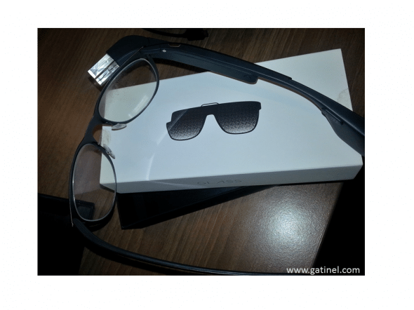 Le bloc « Google glass »,  fixé ici sur une monture traditionnelle pouvant être équipée de verres correcteurs ou solaires. 