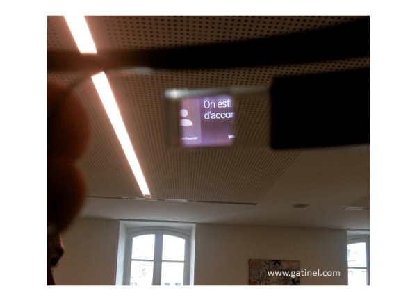 Ce cliché permet de se faire une petite idée de la qualité de l’affichage luminescent, qui se superpose à celui du « fond » (ici le revêtement du faux plafond) 